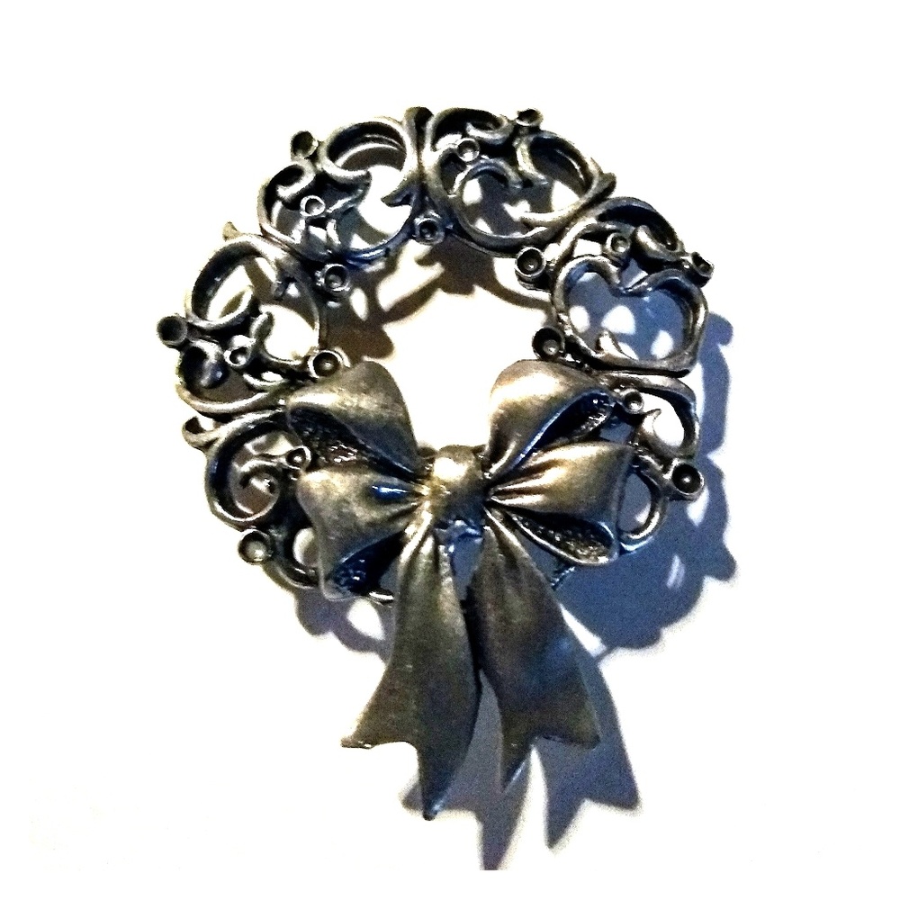 Vintage wreath brooch pin